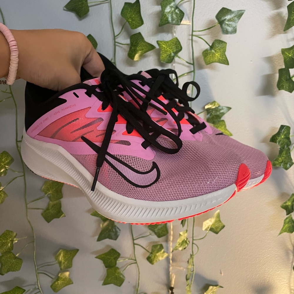 Hot pink Nike quest ✅